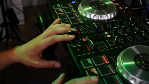 Mains sur mixeur audio professionnel. Équipement près du DJ — Video