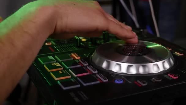 DJ mistura músicas em equipamentos, mãos fechadas — Vídeo de Stock