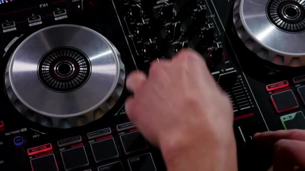 Mains sur mixeur audio professionnel. Équipement près du DJ — Video