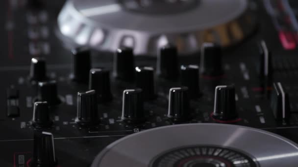 Los reguladores cambian la configuración de sonido del panel de control de mezcladores dj profesionales negros, vista ampliada — Vídeo de stock
