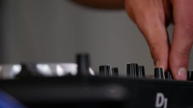 Yastıkları iterek ve tırmalamak Dj müzik karıştırma bir denetim masasında bir erkek müzik sanatçı el yakın çekim görüntüleri