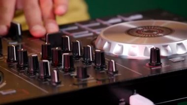 Yastıkları iterek ve tırmalamak Dj müzik karıştırma bir denetim masasında bir erkek müzik sanatçı el yakın çekim görüntüleri