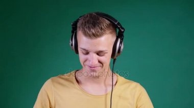 Dj kulaklık yeşil arka plan üzerinde dans