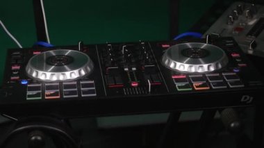 Dj ekipmanları stüdyoda görünümünü