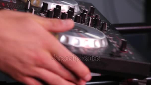 O DJ coloca o misturador num suporte — Vídeo de Stock