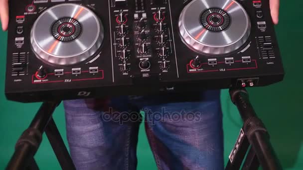 Il DJ imposta il mixer su uno stand e controlla i controlli — Video Stock