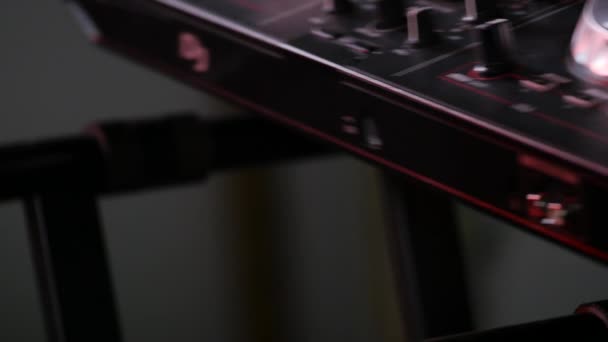 El DJ pone el mezclador en un soporte y comprueba los controles — Vídeo de stock