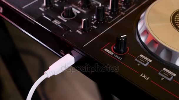 DJ connects the cables to the equipment, close up — Stock Video