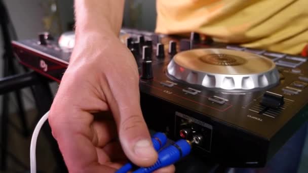 DJ connects the cables to the equipment, close up — Stock Video