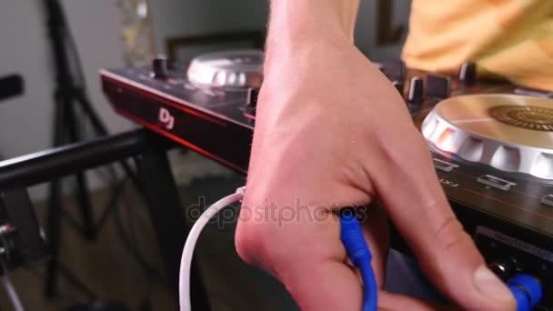 Dj verbindet die Kabel mit dem Gerät, Nahaufnahme — Stockvideo