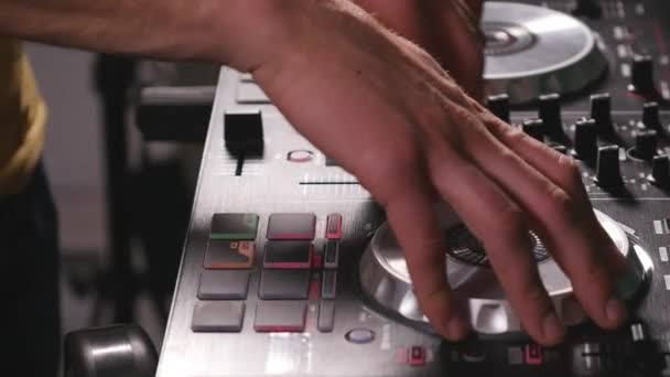 DJ mixen van nummers op apparatuur, handen closeup — Stockvideo