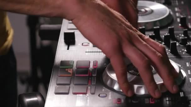DJ микширует песни на оборудовании, руки крупным планом — стоковое видео