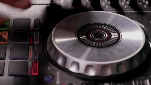DJ move agudamente os controles e o disco giratório — Vídeo de Stock