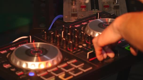 DJ mixe des chansons sur l'équipement, mains gros plan — Video