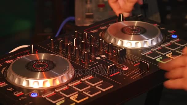 DJ mistura músicas em equipamentos, mãos fechadas — Vídeo de Stock