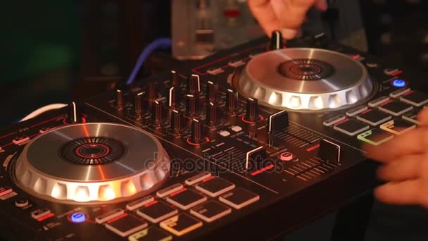 DJ mencampur lagu pada peralatan, tangan close-up — Stok Video