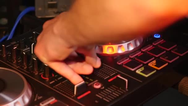 DJ mistura músicas em equipamentos, mãos fechadas — Vídeo de Stock