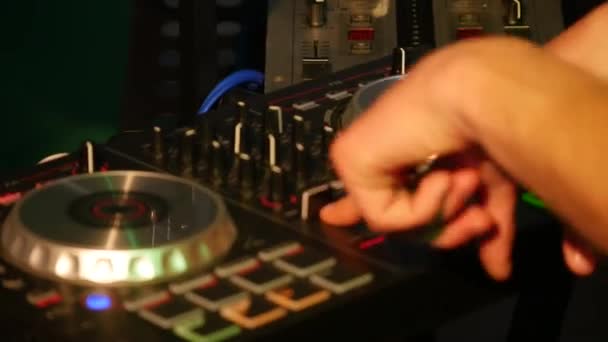 DJ mezcla canciones en el equipo, manos de cerca — Vídeos de Stock