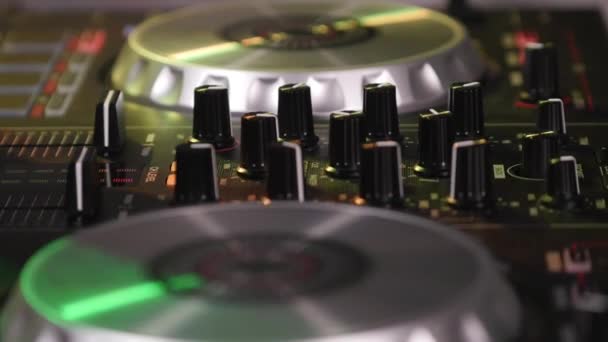 DJ wirbelt Regler an den Geräten durcheinander — Stockvideo