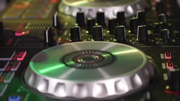 DJ στριφογυρίζει ρυθμιστικές αρχές σχετικά με τον εξοπλισμό — Αρχείο Βίντεο