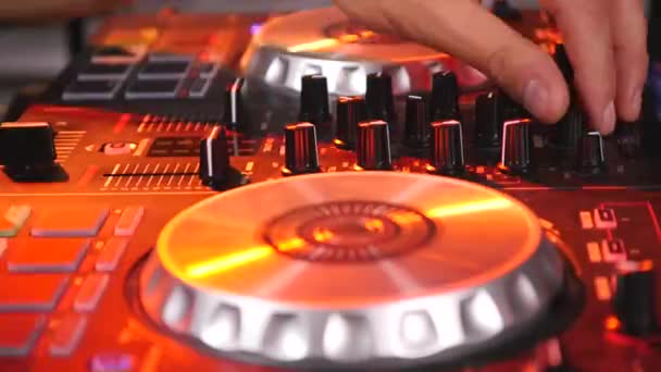 DJ gira reguladores en el equipo — Vídeo de stock