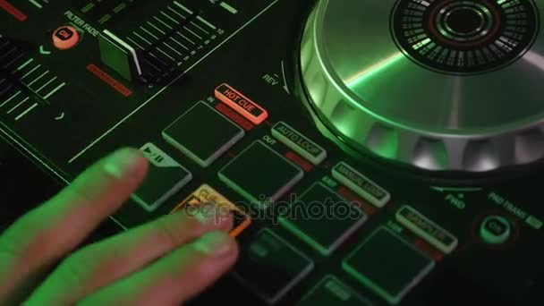 DJ крутит регуляторы на оборудовании — стоковое видео