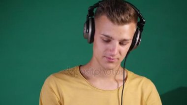 Dj kulaklık yeşil arka plan üzerinde dans