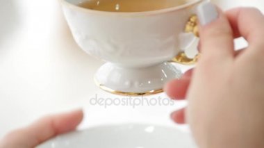 Bir fincan sıcak çay sabah tutan eller. Günaydın çay veya bir günün kutlu olsun mesaj kavram var