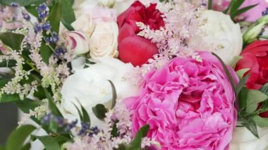 Beyaz ahşap zemin üzerine çiçekli çerçeve