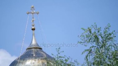 Doğu Ortodoks altın kubbe cupolas mavi bulutlu gökyüzü karşı üzerinde haçlar