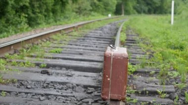 Adam demiryolundan yürüme çanta el