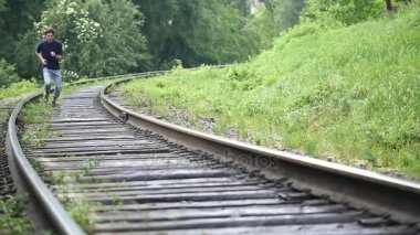 demiryolundan çalışan adamlar. yavaş hareketleri