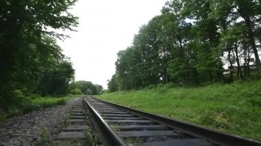 demiryolundan çalıştıran bacaklar erkekler. yavaş hareketleri