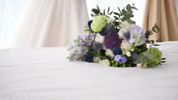 Wedding bouquet voor bruid op het bed — Stockvideo