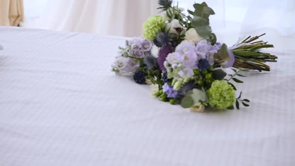 Свадебный букет для невесты на кровати — стоковое видео