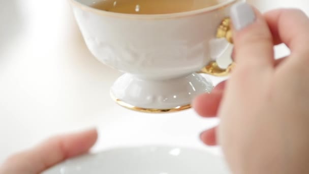 Mãos femininas segurando uma caneca de chá quente de manhã. Bom dia Chá ou Tenha um conceito de mensagem feliz dia — Vídeo de Stock