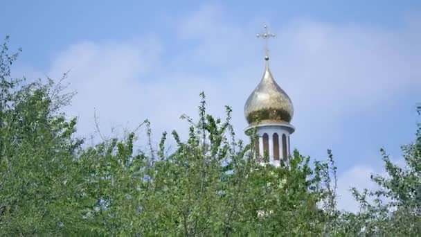 Східні православні хрести на золотих куполах на тлі блакитного хмарного неба — стокове відео