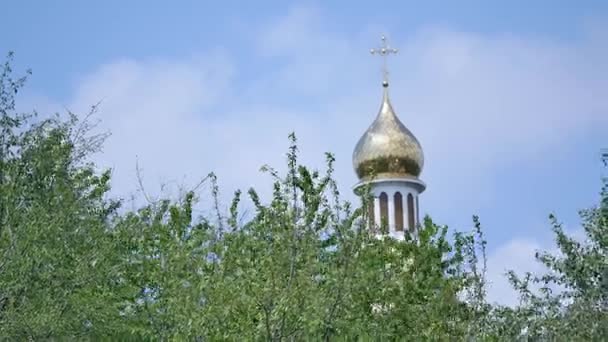 Ostorthodoxe Kreuze auf goldenen Kuppeln vor blauem wolkenverhangenem Himmel — Stockvideo