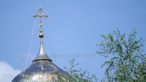 Cruces ortodoxas orientales en cúpulas de oro contra cielo azul nublado — Vídeos de Stock