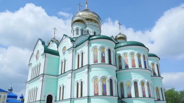 Doğu Ortodoks altın kubbe cupolas mavi bulutlu gökyüzü karşı üzerinde haçlar — Stok video