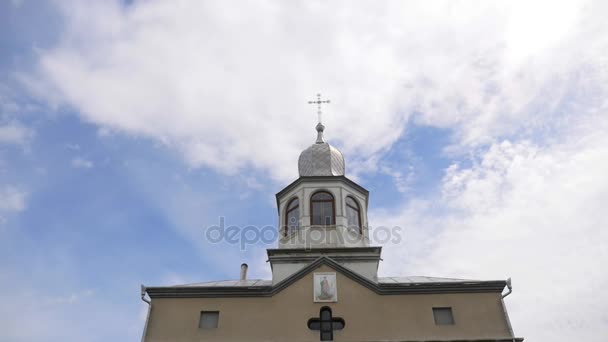 Eastern orthodox crosses on gold domes cupolas against blue cloudy sky — Stock Video