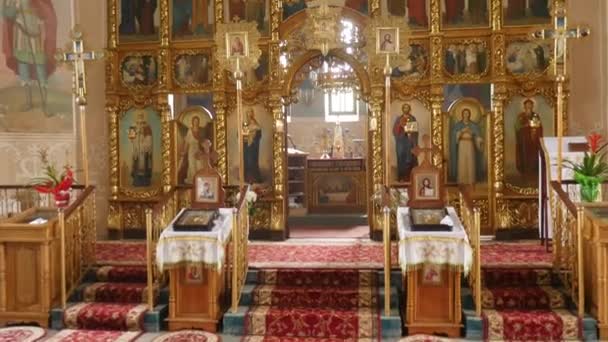 Ikonostase in der Kirche in der Ukraine — Stockvideo