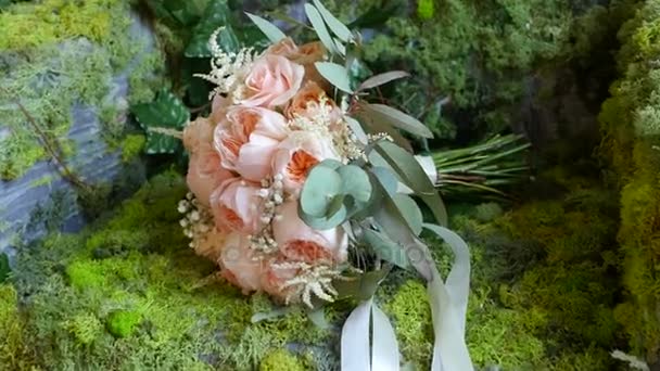 Hermoso ramo de boda con flores de color rosa acostado en la silla en la habitación — Vídeos de Stock