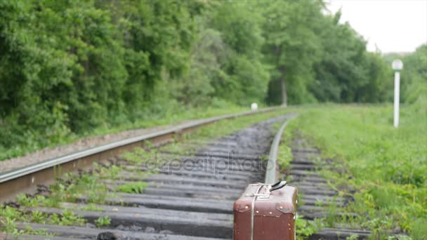 La main de l'homme avec valise marchant sur la voie ferrée — Video