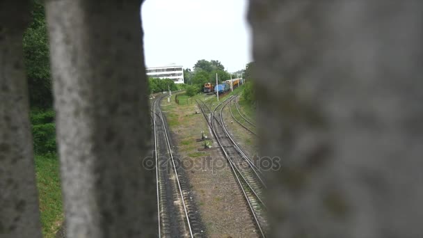 Passeios de trem para carvão nos trilhos, vista superior — Vídeo de Stock