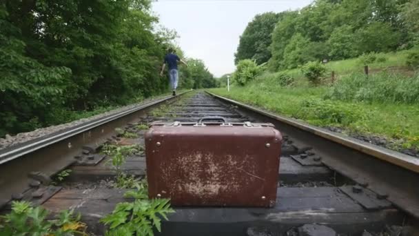 Стара валіза на залізничній лінії — стокове відео