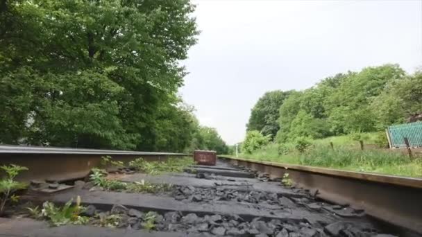 Demiryolu hattı üzerinde eski çanta — Stok video