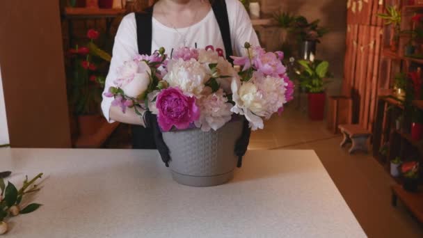 Flower Shop, Florist arrangera Modern bukett, unga stiliga florister arbetar på blommor shop att göra bukett — Stockvideo