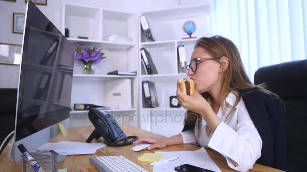 Zaměstnaná žena mluví po telefonu přitom burger — Stock video