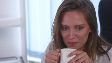 4k iş genç kadın içki zevk kahve çay - kahve molası. Yakın çekim